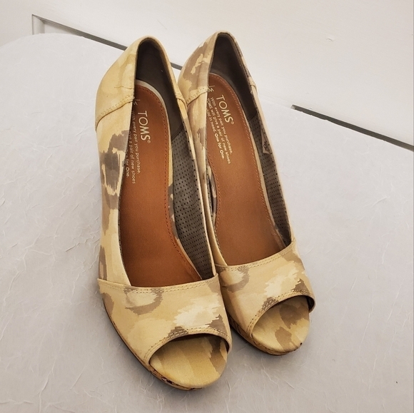 TOMS Stella Beige/Cream Camo Print Cork Wedge Peep Toe Sandal size 9M - Picture 1 of 15